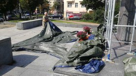 Už v sobotu odpoledne někdo strhl plachtu, která zakrývala sochu maršála Koněva.