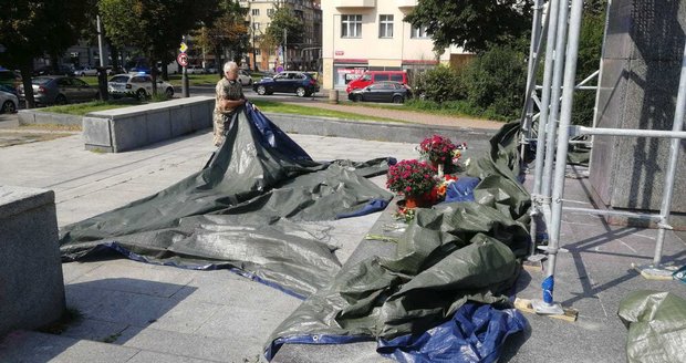 Už v sobotu odpoledne někdo strhl plachtu, která zakrývala sochu maršála Koněva.