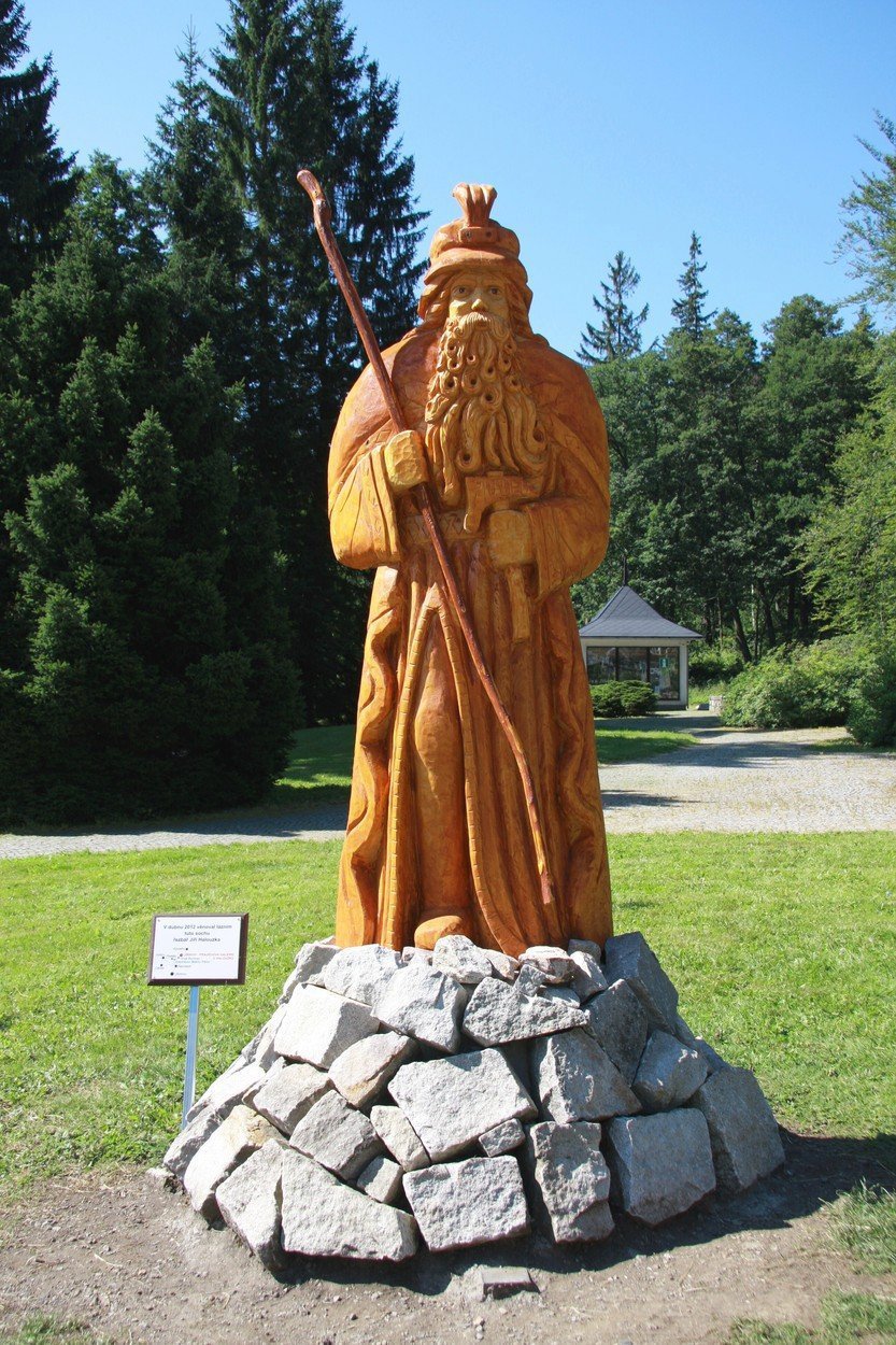 Socha Praděda v Karlově Studánce.