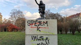 Sochu skřeta Putina někdo posprejoval. Vandal napsal: Spějem k válce či míru?