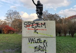 Někdo pospojoval sochu Putina v Praze.