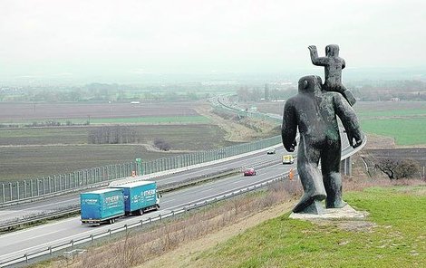 Obří socha na obchvatu Olomouce bdí nad bezpečností řidičů.