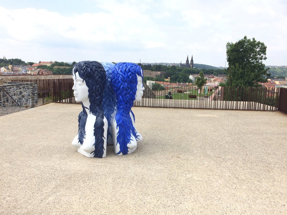 Na Bastionu stojí výrazné sochy, expozice se během léta rozroste.