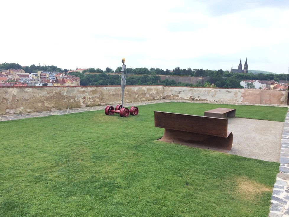 Na Bastionu stojí výrazné sochy, expozice se během léta rozroste.