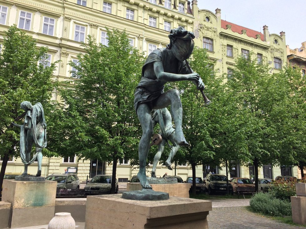 Sousoší Čeští muzikanti na Senovážném náměstí v Praze