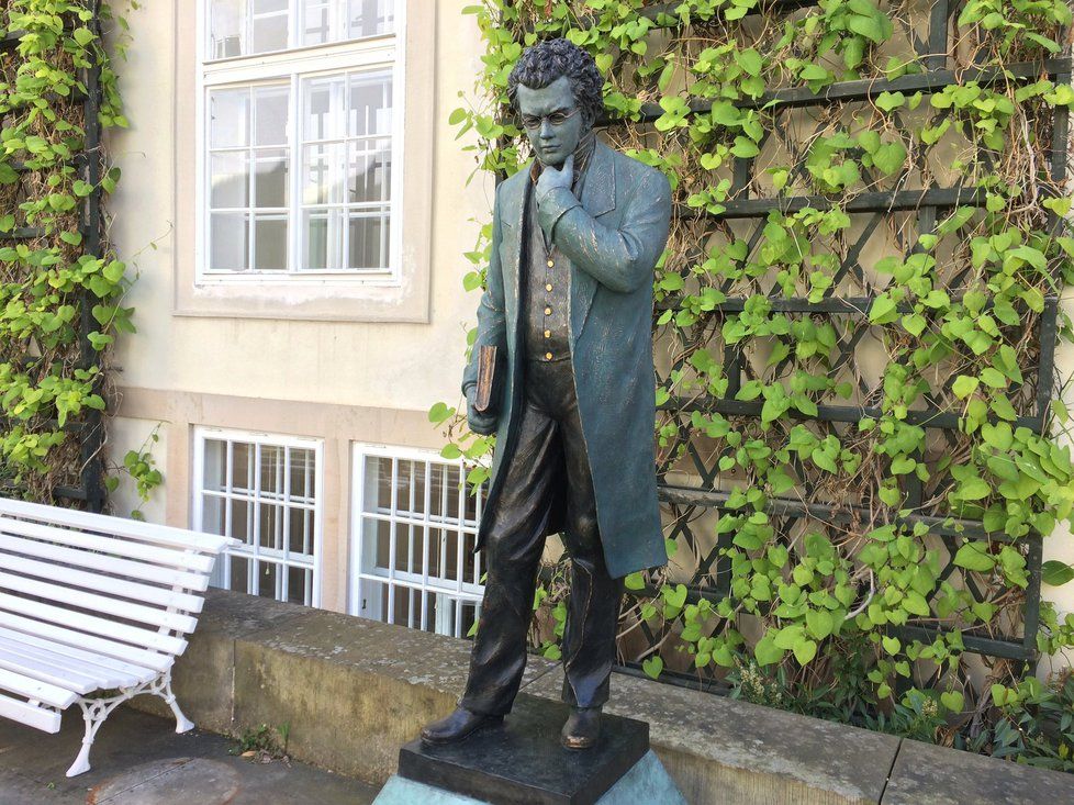 Socha, která zapříčinila protest: Franz Schubert na zahradě AMU