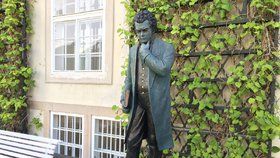 Socha, která zapříčinila protest: Franz Schubert na zahradě AMU