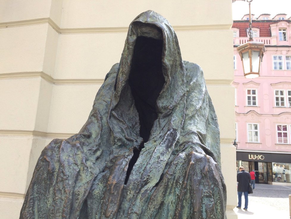Kontroverzní sochy v Praze: Je to umění, nebo kýč?