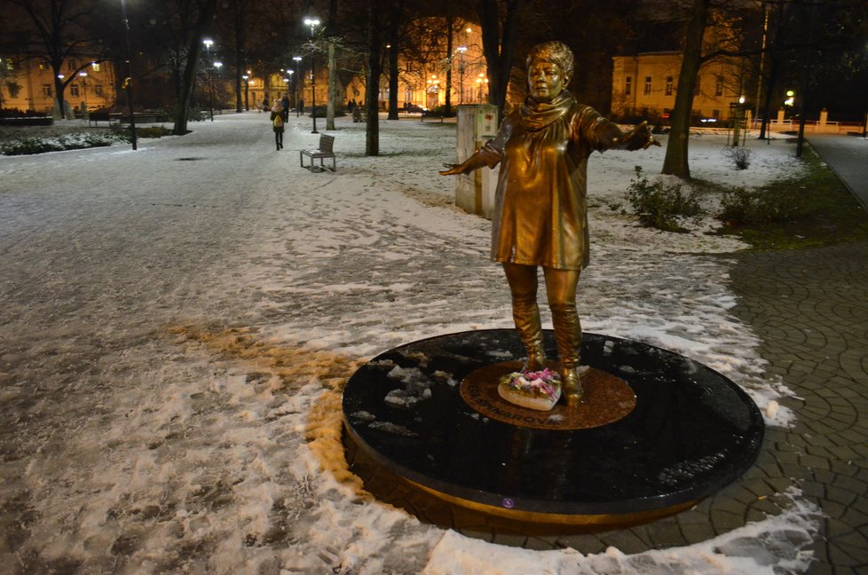 Kontroverzní socha Věry Špinarové zůstane v Ostravě na svém místě.