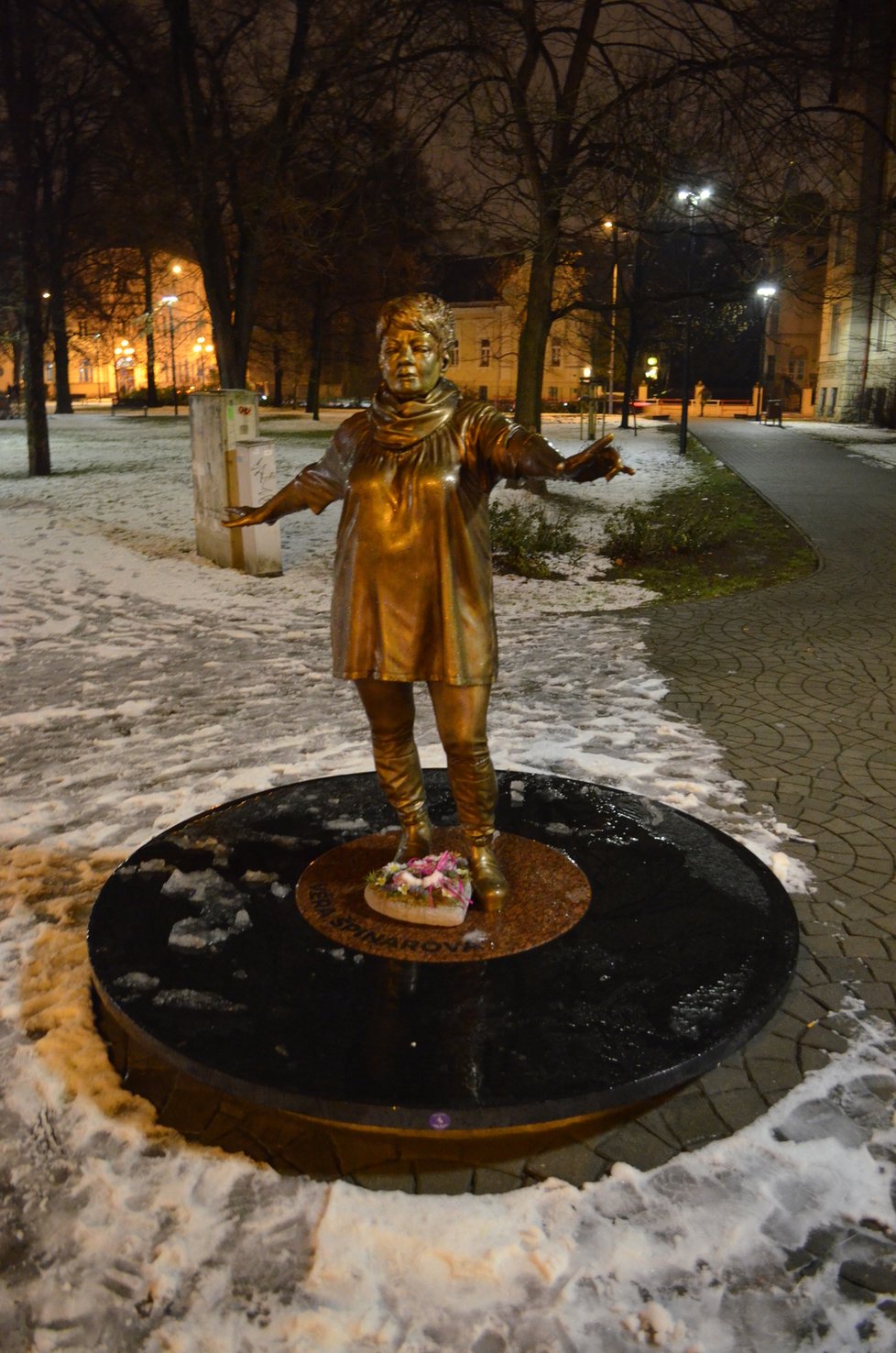 Kontroverzní socha Věry Špinarové zůstane v Ostravě na svém místě.