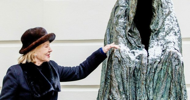 Il Commendatore de la escultora Anna Chroma ha desaparecido. Después de 25 años, fue retirado del Teatro Estatal de Praga. Il Commendatore de la escultora Anna Chroma ha desaparecido. Después de 25 años, fue retirado del Teatro Estatal de Praga.