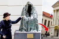 Plášť svědomí je pryč! Sochu od Stavovského divadla odstranili po 25 letech