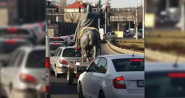 Svatého Václava na koni odvezli z Prahy. Netušíte, kam socha jela?