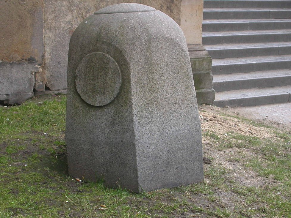 Kamenné bloky zpod sochy sv. Václava se kdysi za nevyjasněných důvodů ocitly u budovy Národního muzea. Odtud je nechá TSK přemístit zpět k soše.