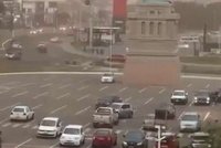 Spadla socha Svobody! Vítr smetl obří repliku na parkoviště