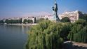 Socha Svobody, kterou věnovali Paříži krajané z USA ke stému výročí Francouzské revoluce, je také dílem Fréderica Augusta Bartholdiho. Je zhruba čtvrtinová oproti originálu, a i když byla původně otočena k Eiffelově věži, od roku 1937 se dívá na západ, směrem do Ameriky.