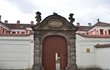 Socha zdobila štít vstupní brány Biskupství litoměřického.