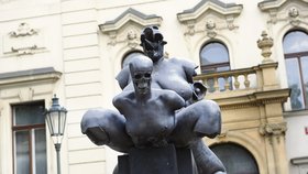 Obrovská skulptura do sebe zapletených ženských těl se tyčí přímo před Úřadem vlády
