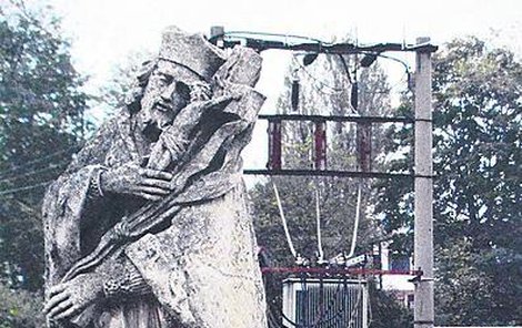 Takhle vypadala původní socha sv. Jana Nepomuckého, pocházející z 18. století.