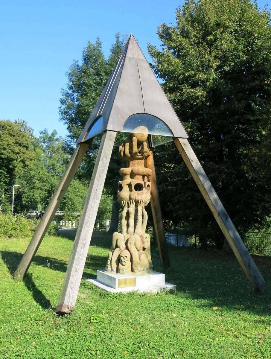 Kristkova socha Dyje - Osud stromu z roku 1968 na původním místě u dětského hřiště ve Vranově nad Dyjí.