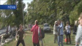 Rvačka sochařů u pražského Hlavního nádraží