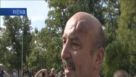 Rvačka sochařů u pražského Hlavního nádraží