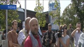 Rvačka sochařů u pražského Hlavního nádraží