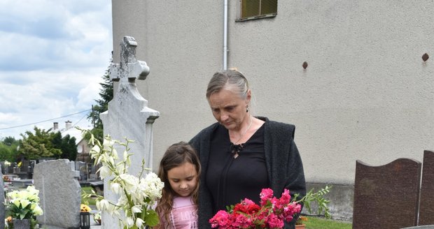 Vlasta Sochová (54) z Karviné bojovala s úřady měsíce o svěření maminky Heleny (†89) do péče. Ta mezitím zemřela. S vnučkou tak chodí už jen na její hrob.
