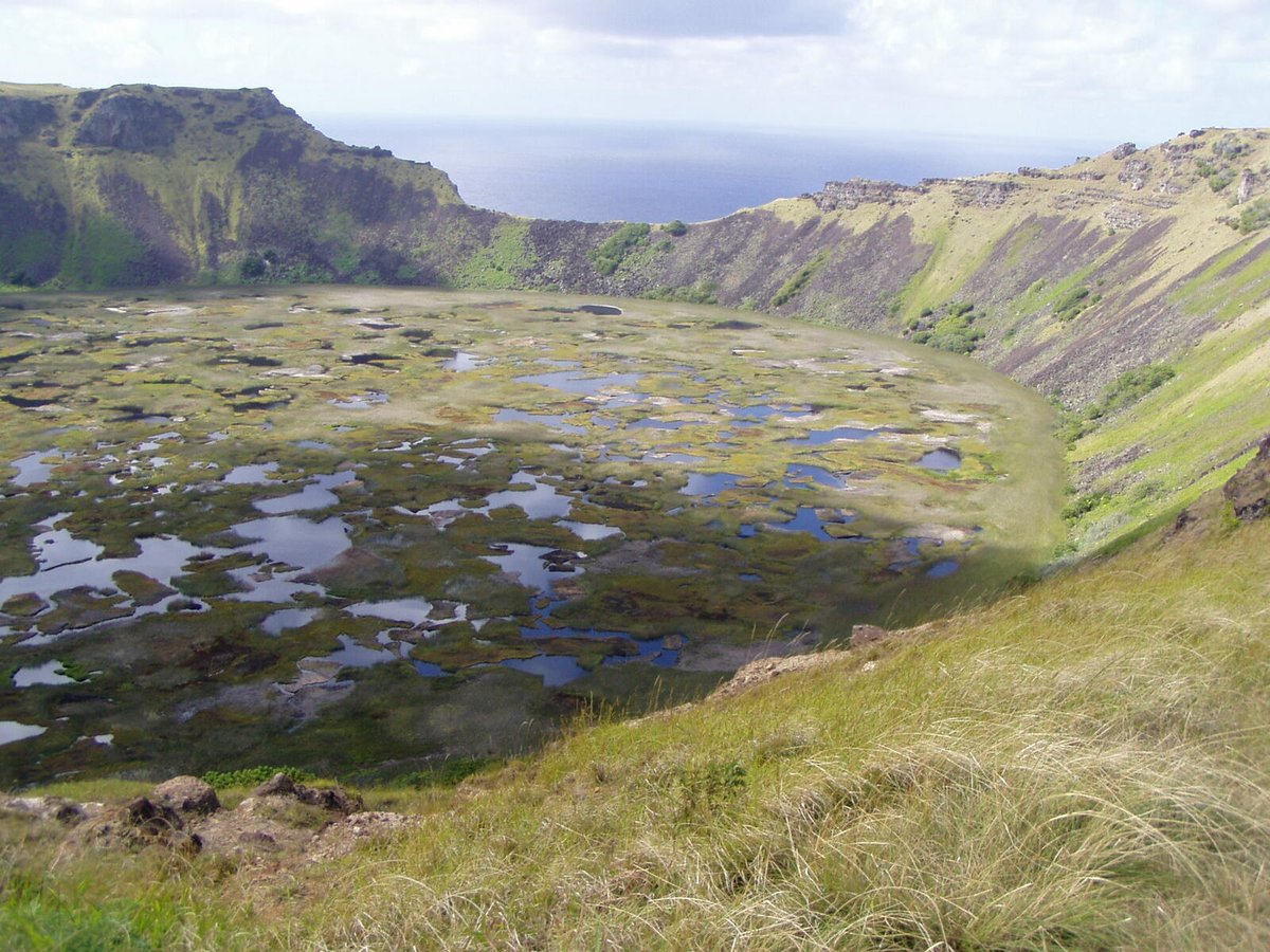 Ostrov tvoří tři sopky. Toto je jeden z kráterů.
