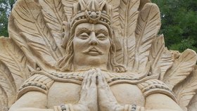 Autor celého projektu Michal Olšiak vymodeloval z mořského písku modlu hinduistů boha Višnu