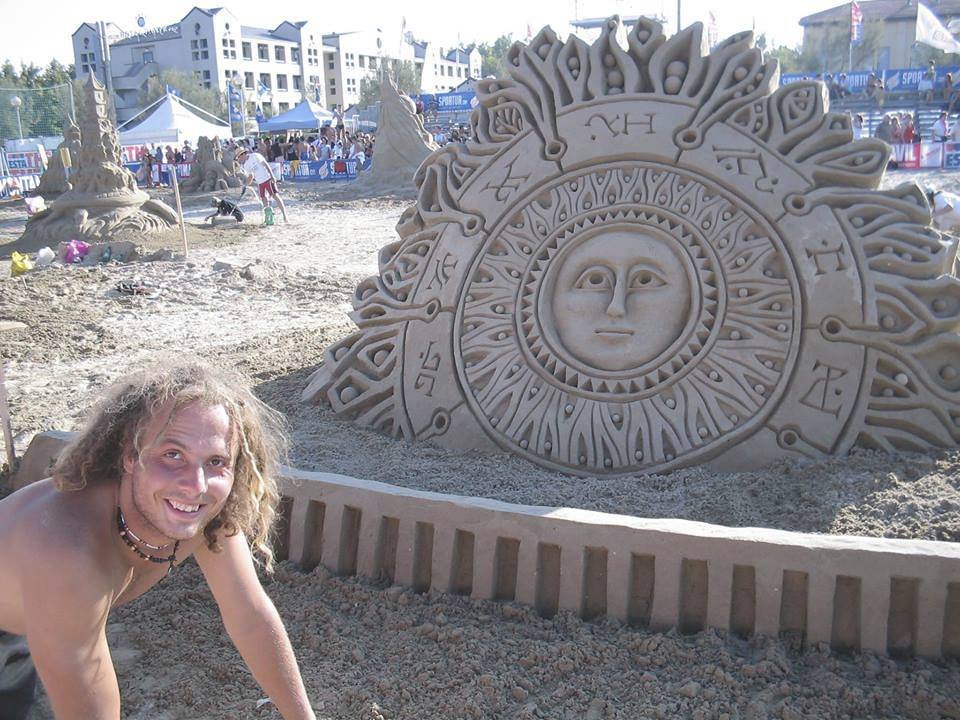 Michal Olšiak si stavbu soch z mořského písku vyzkoušel před léty v Itálii. Teď pravidelně pořádá výstavy na různá témata v jihomoravské Lednici. Letos došlo na bohy.