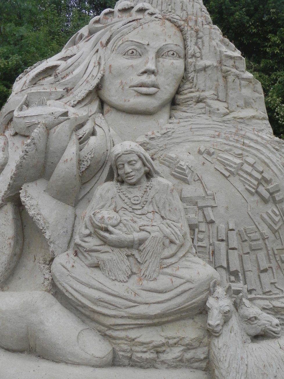 Mayská bohyně Pacha Mama, tedy Matka Země. Z písku ji stvořil Kuba Zimáček.