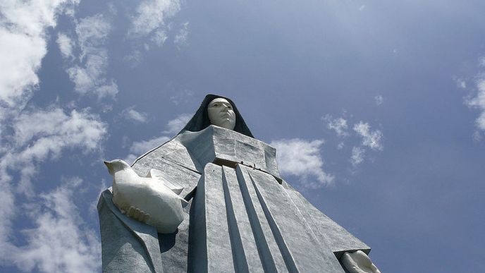 Virgen de la Paz, Venezuela. Socha Panny Marie je vysoká 46 metrů. Dokončena byla v roce 1983.