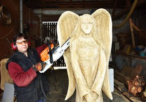 Libor Belfín vyřezává sochu anděla.