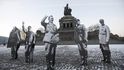 Levicové aktivistické organizace rozmístili na místě sochy diktátorů Adolfa Hitlera, Benita Mussoliniho a Josifa Stalina