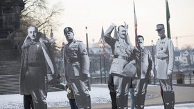 Levicové aktivistické organizace rozmístili na místě sochy diktátorů Adolfa Hitlera, Benita Mussoliniho a Josifa Stalina.