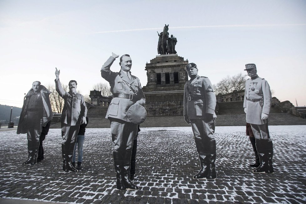 Levicové aktivistické organizace rozmístily na místě sochy diktátorů Adolfa Hitlera, Benita Mussoliniho a Josifa Stalina.