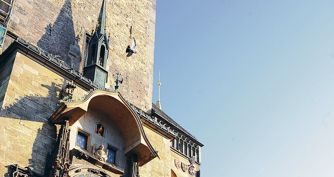 Restaurátoři sundávají sochy z Orloje