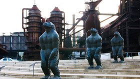Tři bronzové sochy lidoopů zdobí schodiště ke vstupu do Velkého světa techniky v ostravské Dolní oblasti Vítkovice (DOV).
