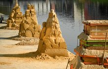 V Písku opět stojí obří výtvory z písku: Vydrží sochy až do zimy?