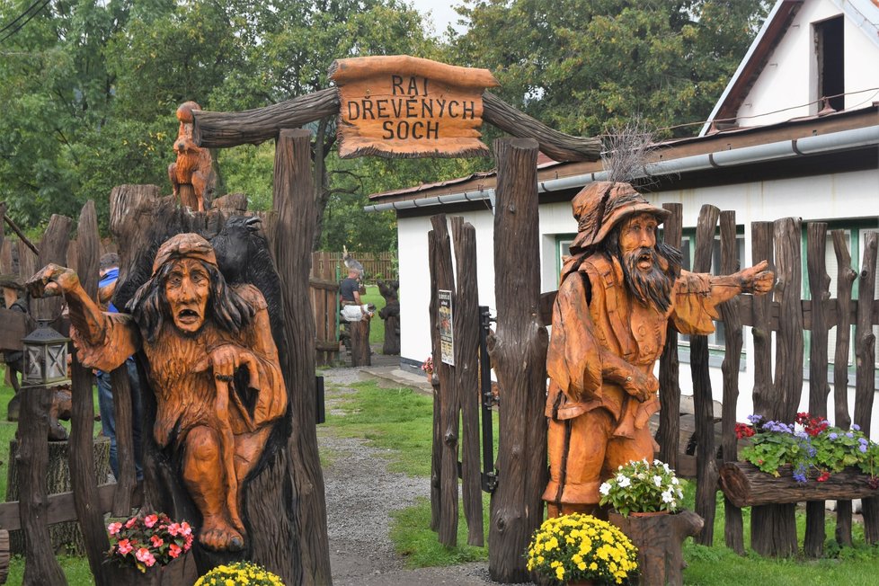 Řezbář Luděk Vančura musel ze své zahrady přestěhovat své sochy na pronajatý pozemek v centru Ostravice. Už jich měl příliš. Vytvořil zde volně přístupný Ráj dřevěných soch.