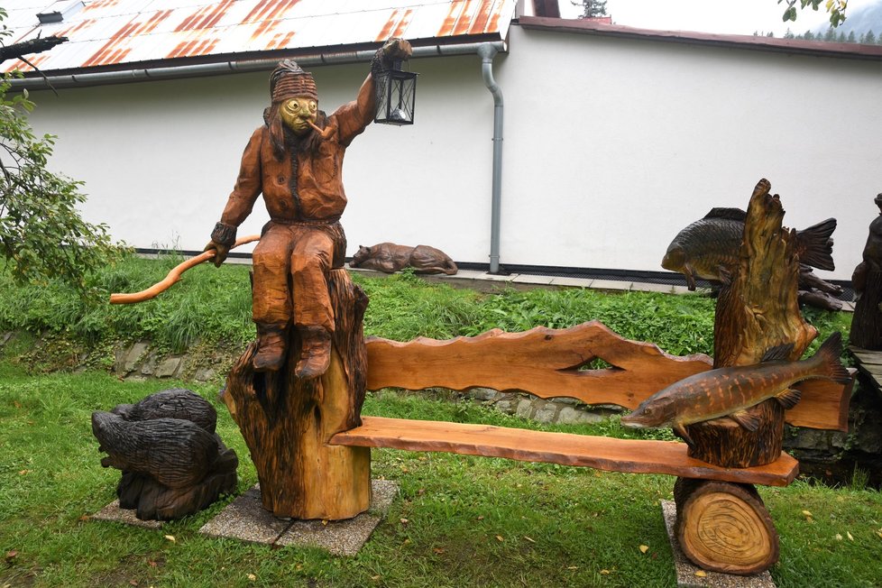 Řezbář Luděk Vančura musel ze své zahrady přestěhovat své sochy na pronajatý pozemek v centru Ostravice. Už jich měl příliš. Vytvořil zde volně přístupný Ráj dřevěných soch.