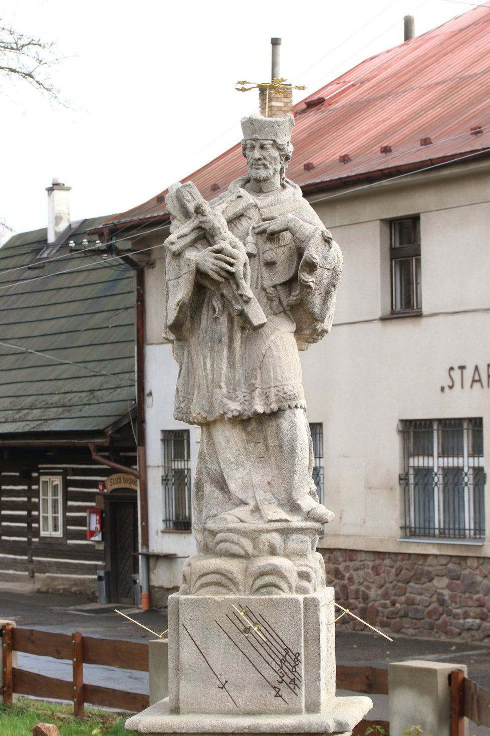 Socha sv. Jana Nepomuckého u mostu přes Padrťský potok v Dobřívě.