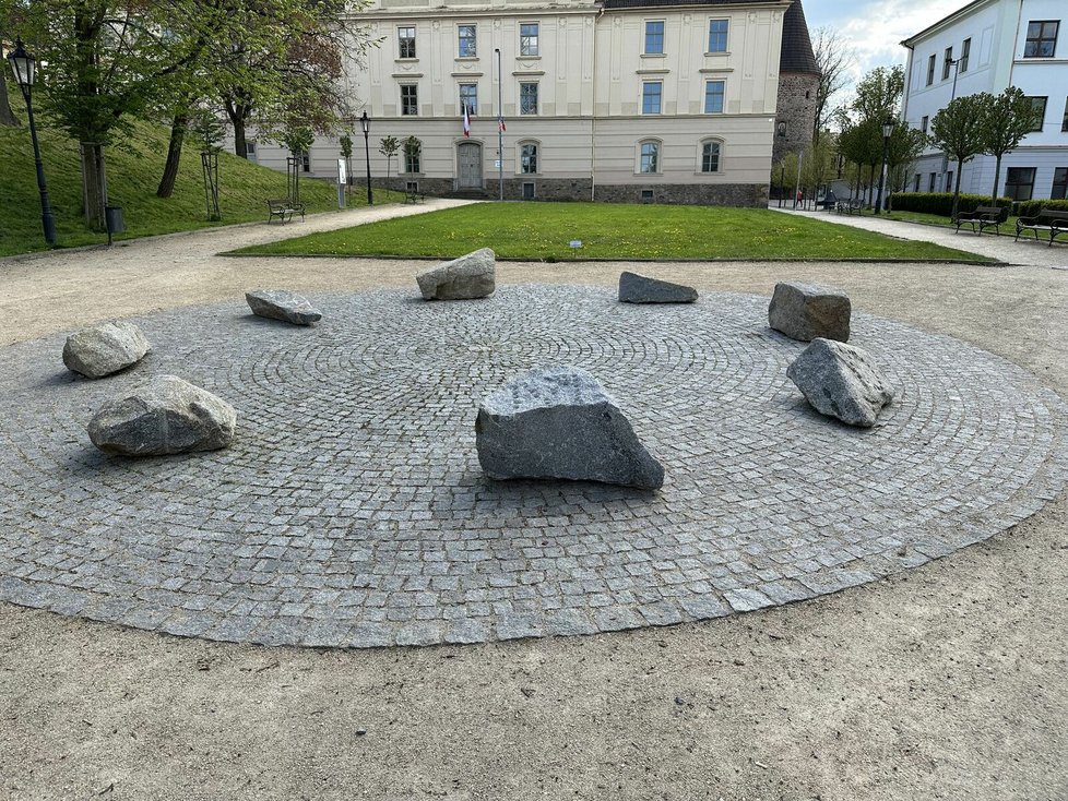 Sochy v ulicích 2023 - Klatovy: MONUMENT.