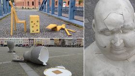 V Budějovicích si umění v ulicích neváží: Vandal už zase zničil sochu v centru města.