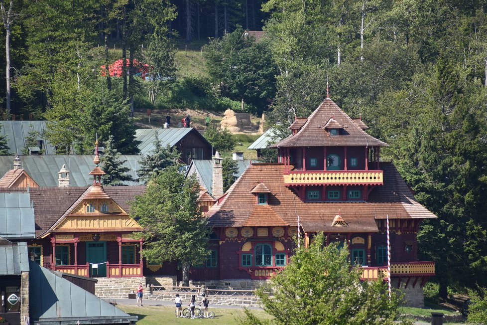 Sochy najdete nad renovovanou chatou Libušín.