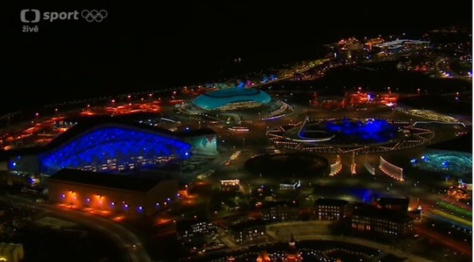 Letecký pohled na osvětlený Olympijský park v Soči 