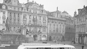 Jak se žilo za totáče: Pojízdný bufet na chvíli zakotvil na Staroměstském náměstí v Praze.