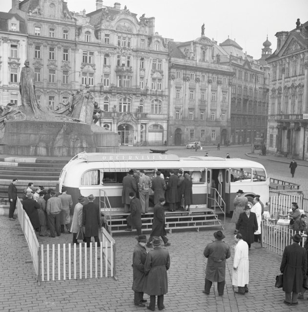 Jak se žilo za totáče: Pojízdný bufet na chvíli zakotvil na Staroměstském náměstí v Praze.