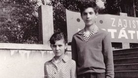 Móda za totáče: Čtenář Libor se sestrou při návštěvě Veletrhu v Brně v roce 1966